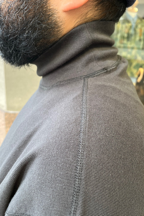 ハイネックシャツ