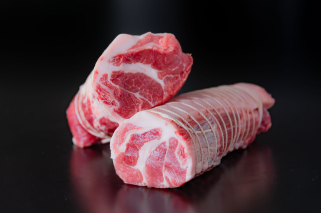 (冷蔵) 桜山豚肩ロース 塊肉紐縛り  箱入り包装