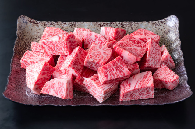 （冷蔵）前日光黒毛和牛サイコロカット肉ステーキ用 箱入り包装