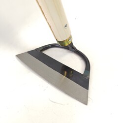 【知内立鎌180ミリ】知内型の立鎌、柄の接続部分のコミが特徴　知内型の刃幅18センチの扱いやすい立鎌