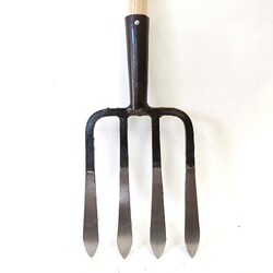 【四本鋤】フォークのような鋤（すき）　耕作や根菜類の収穫に多用途で使える四本刃