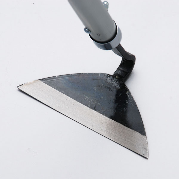 【マイガーデン櫛型 コラボグリップボルト止め仕様】雑草に狙いをつけやすい櫛型刃の草削り 【三角草削り】
