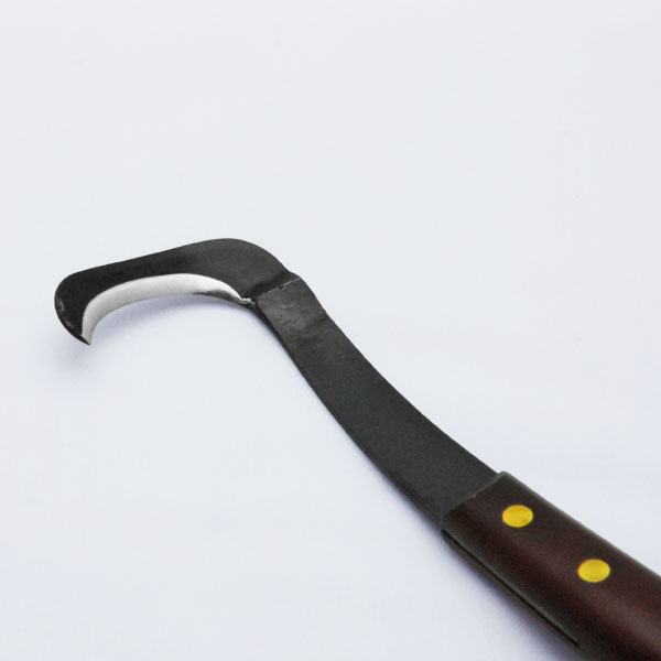 特価品 木柄の塗装にムラあり【デザイン農具|Siren-r 右利き】壁にはう蔓草の除草用手鎌(右利き用) 【デザイン農具|Siren-r 右利き】刃先