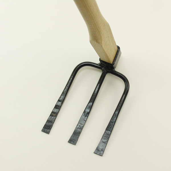 【三つ又鍬軽量タイプ】耕作や根菜類の収穫に使える軽めの三本刃の鍬 【三つ又軽量】刃表