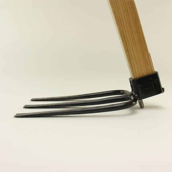 【三つ又鍬軽量タイプ】耕作や根菜類の収穫に使える軽めの三本刃の鍬 【三つ又軽量】側面