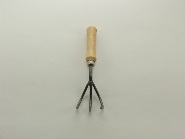 【Ag良菜具・手道具三本爪】爪を一本一本仕上げてまとめた小鍬です。 【Ag良菜具・三本爪小鍬】刃先