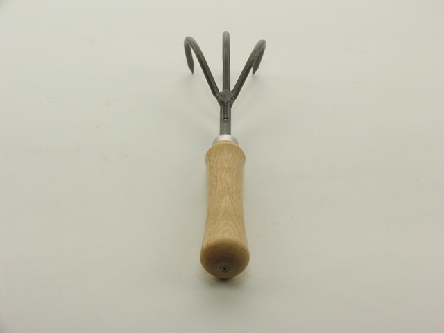 【Ag良菜具・手道具三本爪】爪を一本一本仕上げてまとめた小鍬です。 【Ag良菜具・三本爪小鍬】背面