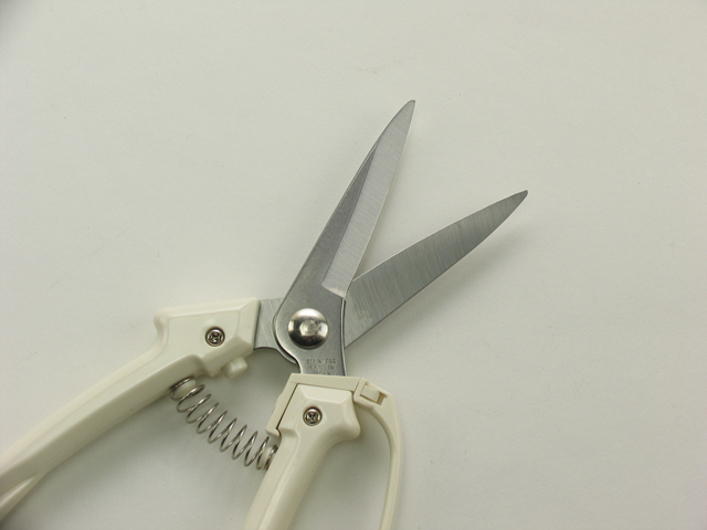 【Ag良菜具・軽い収穫鋏】軽くて使いやすく、長い刃先で狙いが定めやすい収穫はさみ 【Ag良菜具・軽い収穫鋏】開きアップ