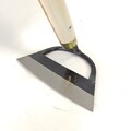【知内立鎌180ミリ】知内型の立鎌、柄の接続部分のコミが特徴　知内型の刃幅18センチの扱いやすい立鎌