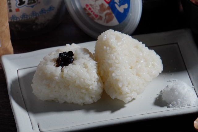 佃煮のりちゃんと琴引の塩で結んだおむすび