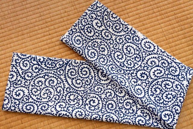 手ぬぐい　蛸唐草（白）