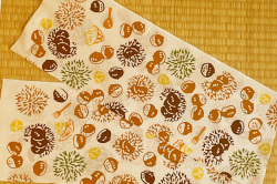 手ぬぐい　栗拾い