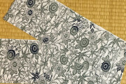 匠の技手ぬぐい　菊に笹竜胆（グレー）