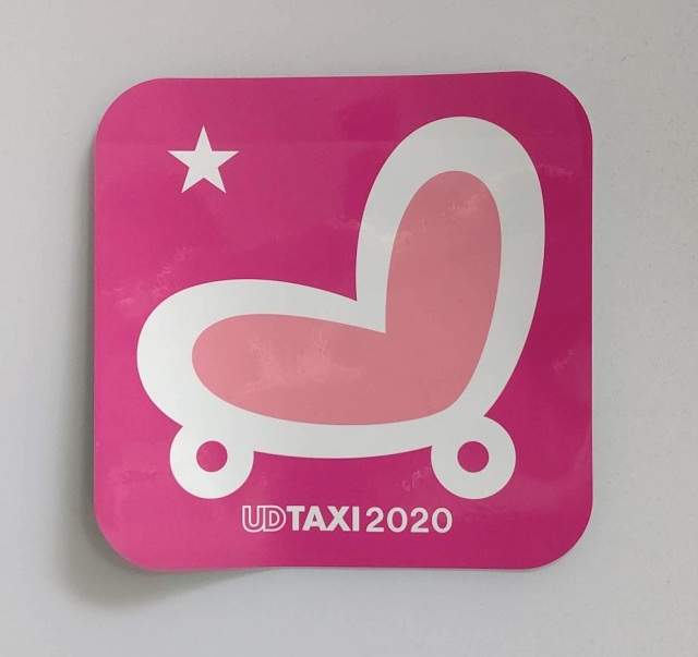 UD TAXI 2020 ステッカー　ピンク 150X150