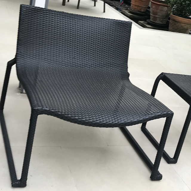 新品即納】 シンプリシティ ブラックラタンのデザインラウンジチェアー