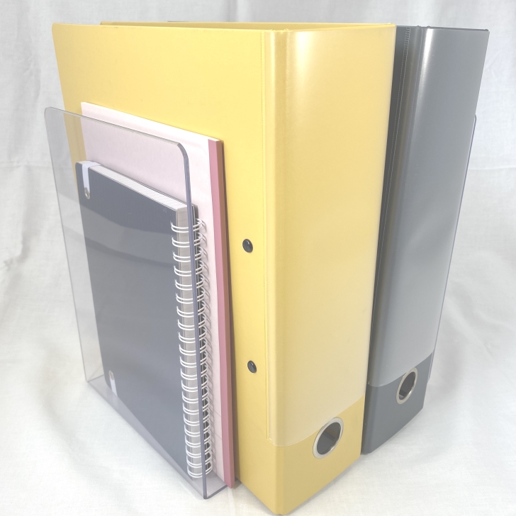 送料無料 【B5 サイズ】 ブックエンド セット（２個入り）  クリア 透明 ブックスタンド 本棚 コミック ブルーレイ ＤＶＤ 図鑑 辞書 整理整頓 おしゃれ オシャレ 家