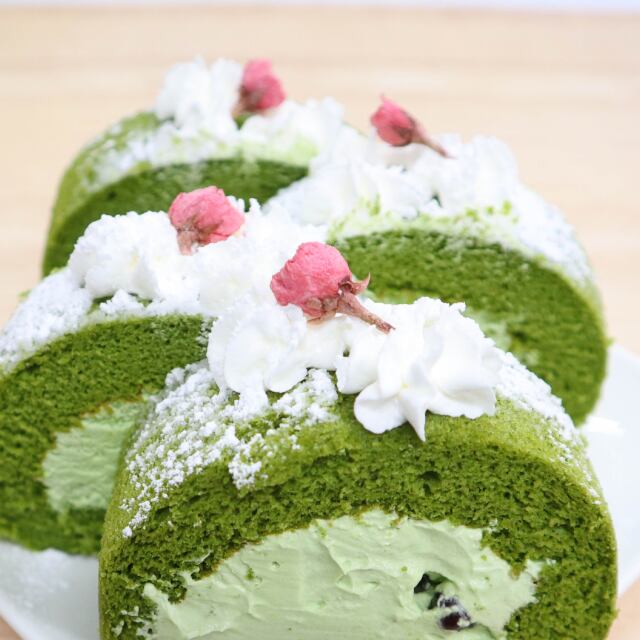 桜の花トッピング(ロールケーキ)