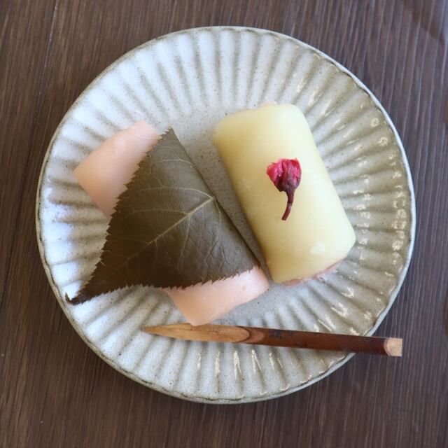 塩と梅酢で漬けこんだ八重桜の花