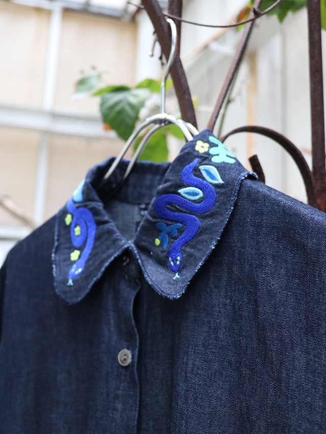 flower snake刺繍 バルーンシャツワンピース(インディゴ) TIGRE BROCANTE