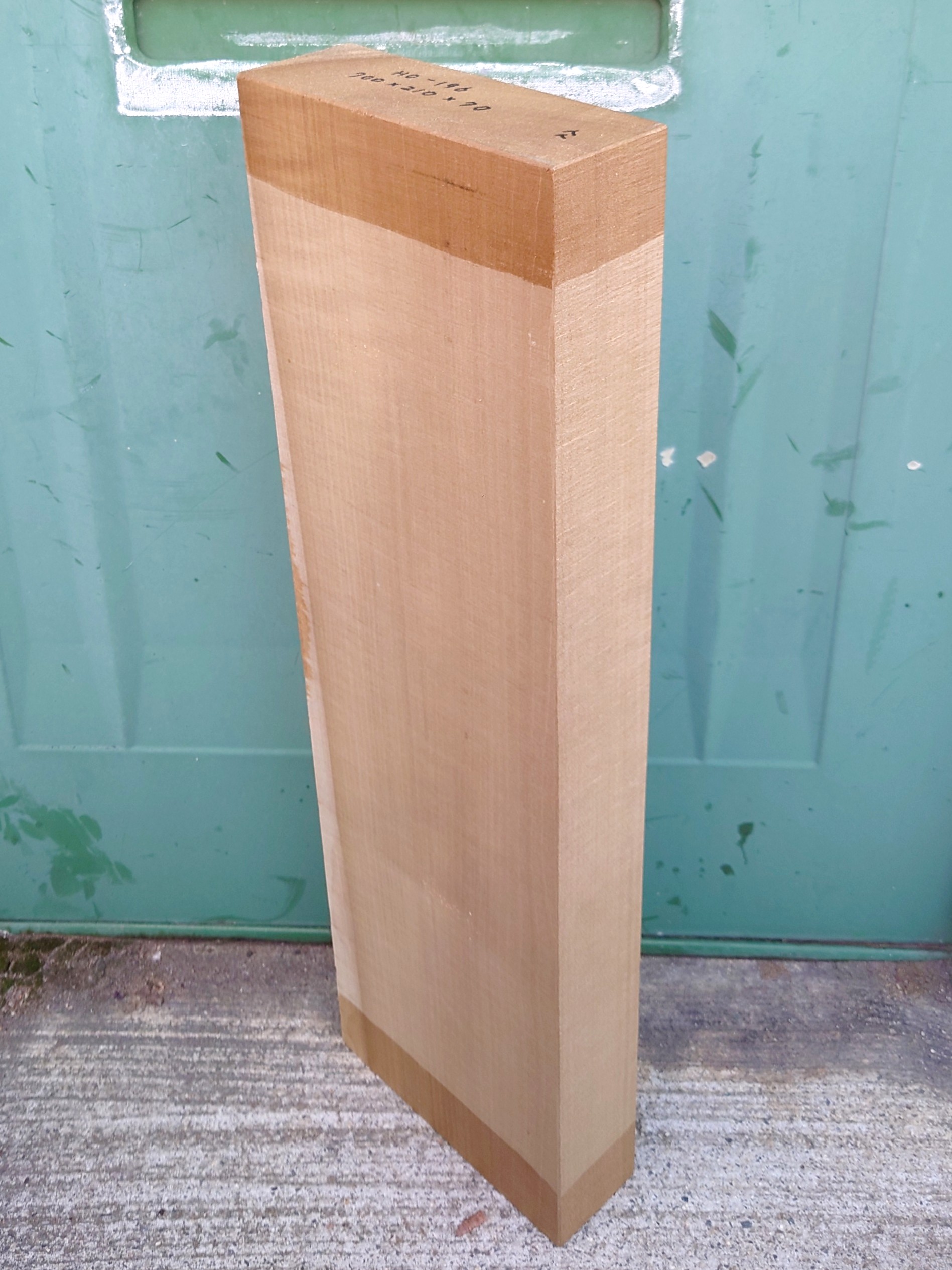 HO-１９６　朴ホウノキほうのき国産　柾目　彫刻用材　７００×２１０×７０【天然乾燥材】