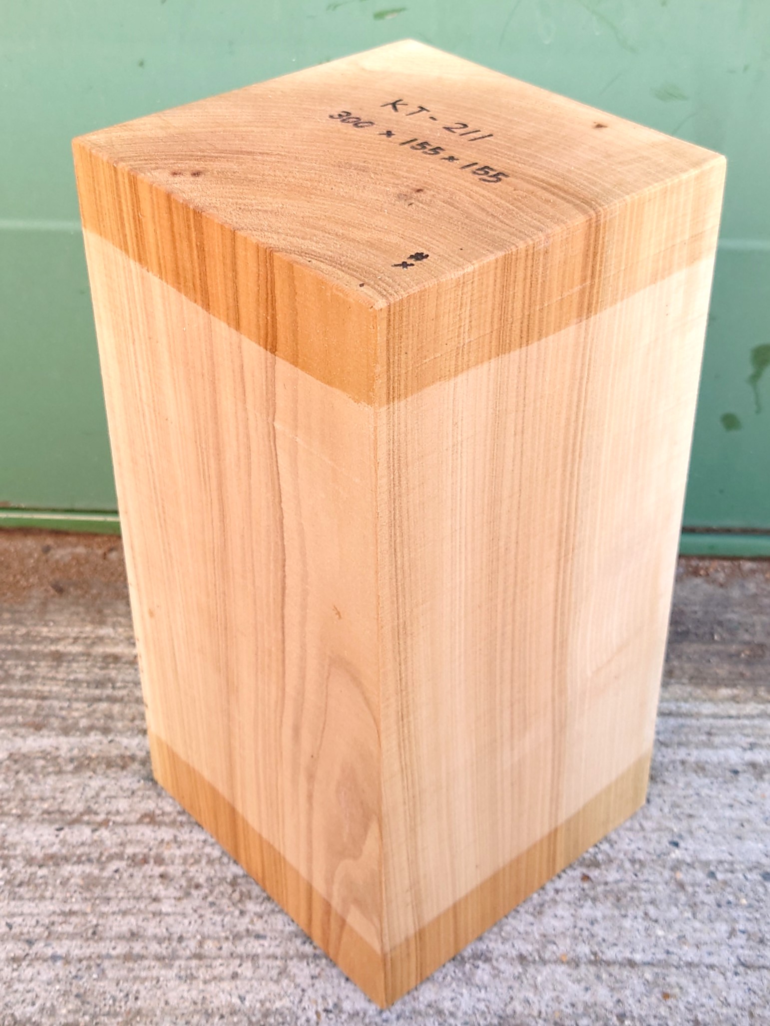 ＫT-２１１　桂カツラかつら　国産　彫刻用材　３００×１５５×１５５【天然乾燥材】