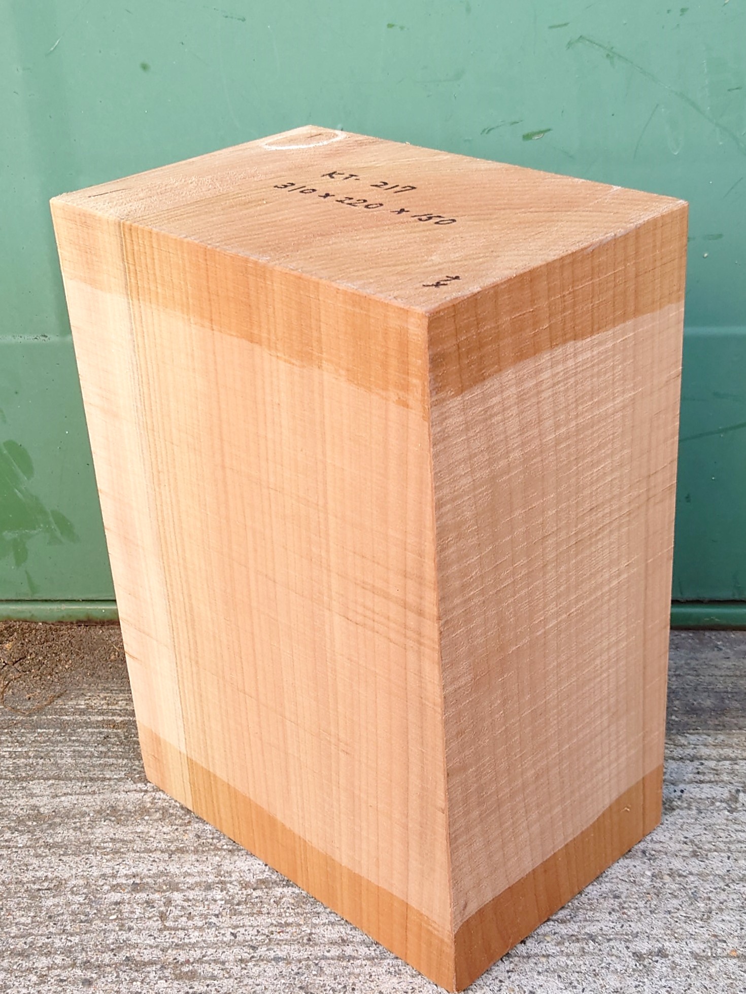 ＫT-２１７　桂カツラかつら　国産　彫刻用材　３１０×２２０×１５０【天然乾燥材】