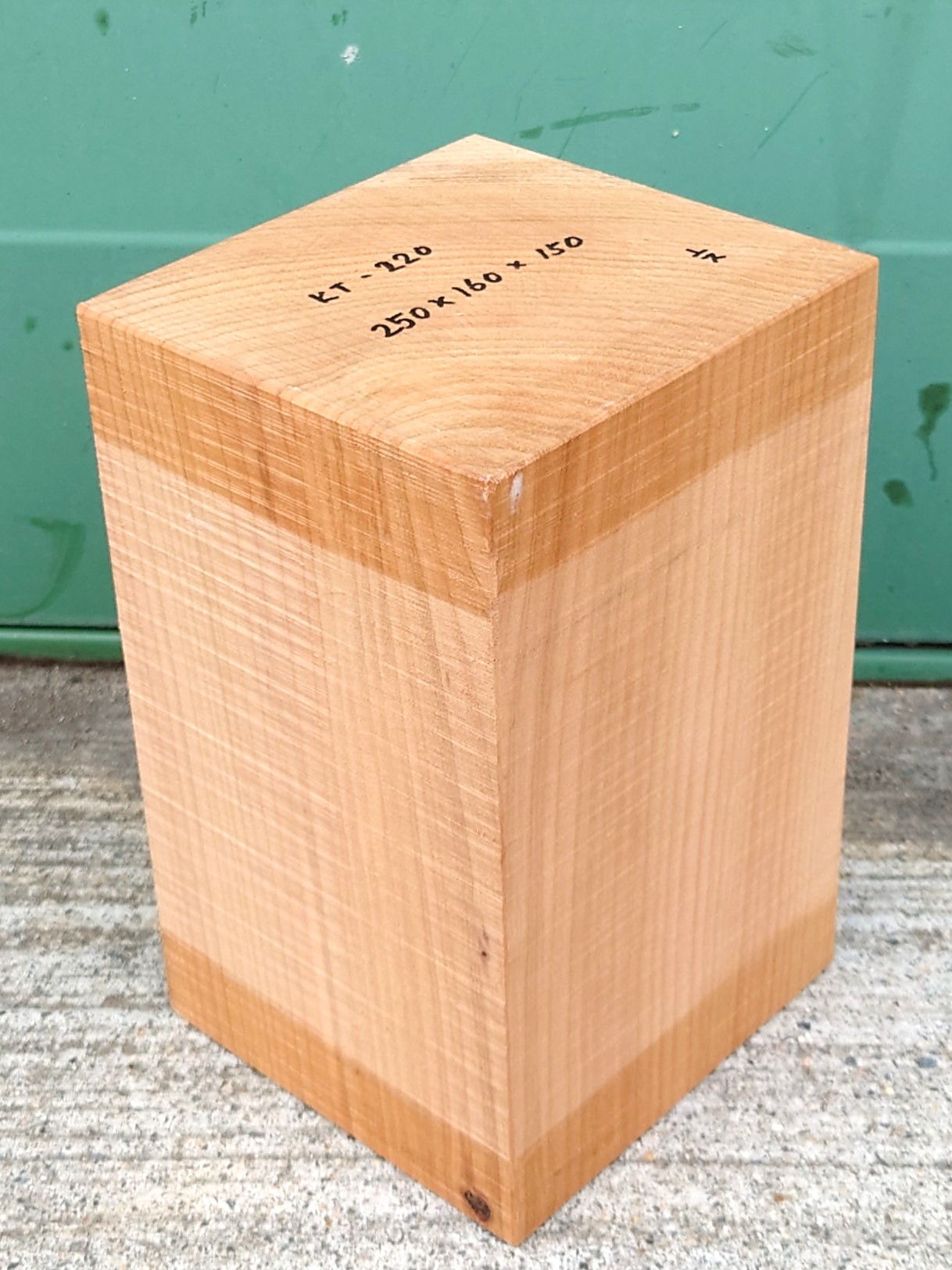ＫT-２２０　桂カツラかつら　国産　彫刻用材　２５０×１６０×１５０【天然乾燥材】