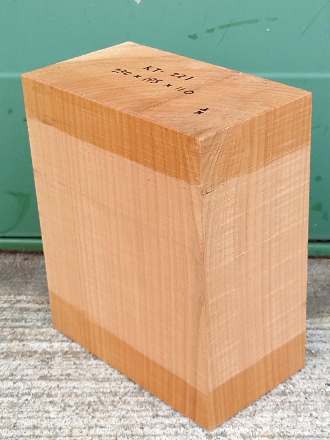 ＫT-２２１　桂カツラかつら　国産　彫刻用材　２３０×１９５×１１０【天然乾燥材】