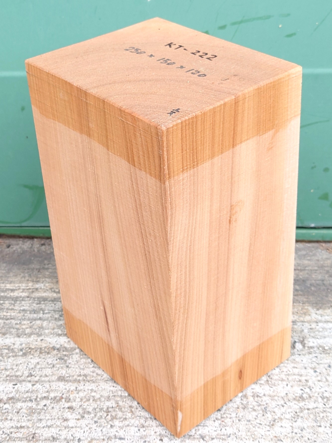 ＫT-２２２　桂カツラかつら　国産　彫刻用材　２５０×１５０×１２０【天然乾燥材】