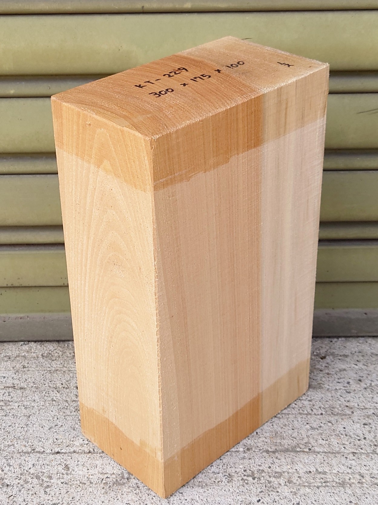 ＫT-２２９　桂カツラかつら柾目　国産　彫刻用材　３００×１７５×１００【天然乾燥材】