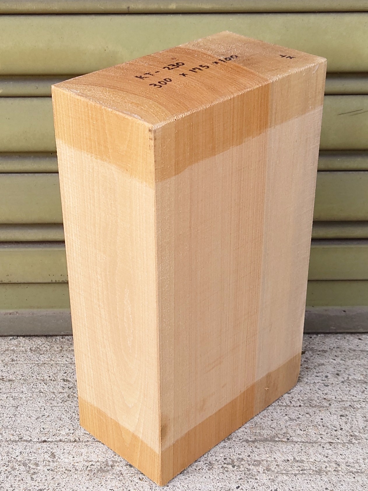 ＫT-２３０　桂カツラかつら柾目　国産　彫刻用材　３００×１７５×１００【天然乾燥材】