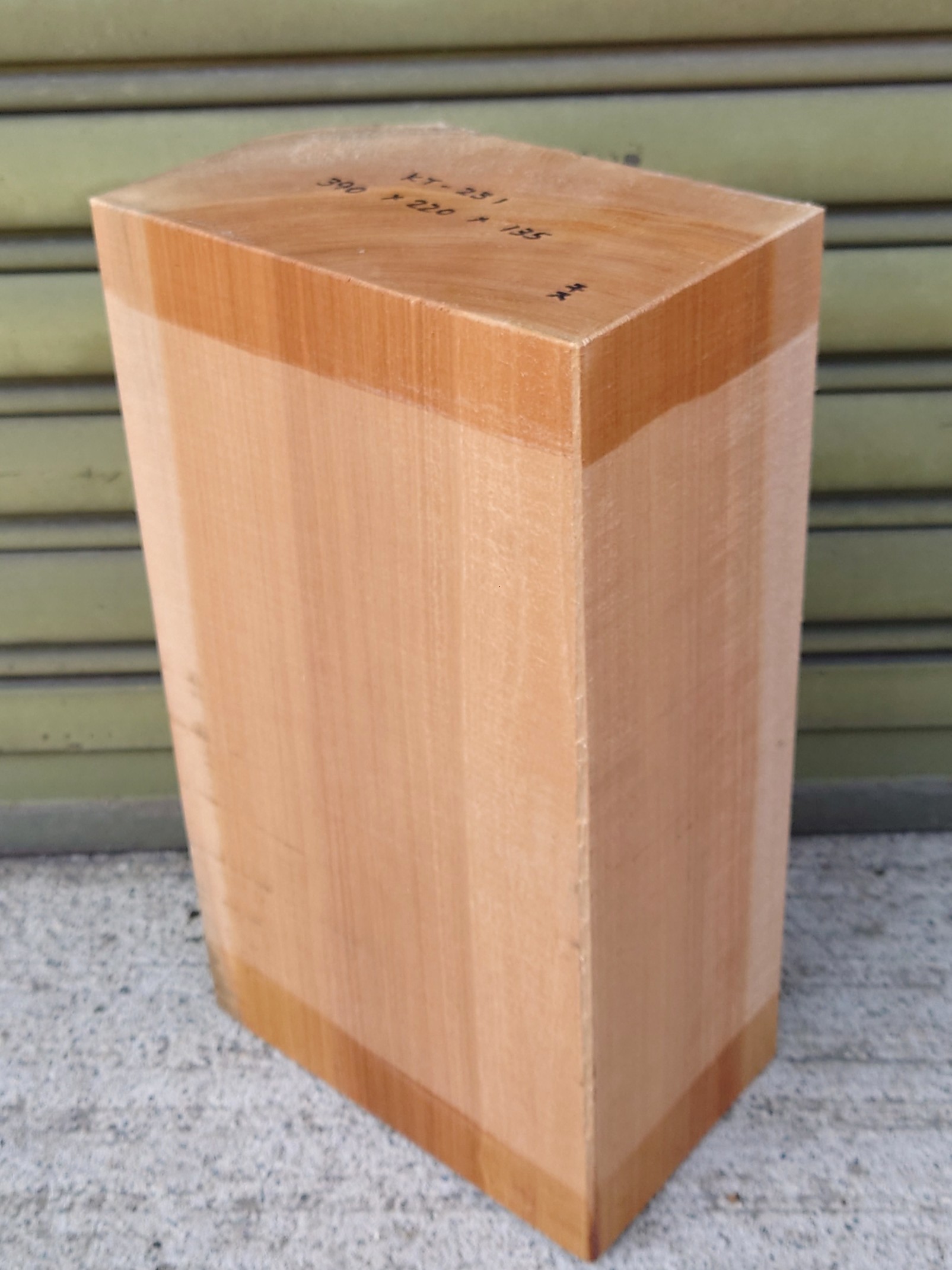 ＫT-２３１　桂カツラかつら柾目　国産　彫刻用材　３９０×２２０×１３５【天然乾燥材】