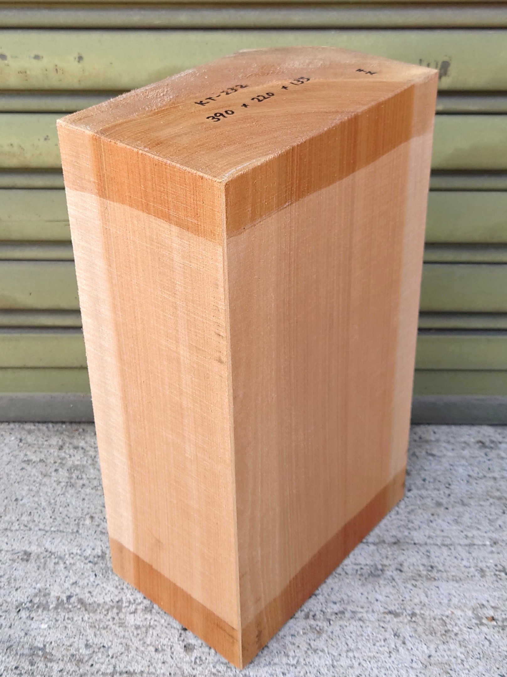 ＫT-２３２　桂カツラかつら柾目　国産　彫刻用材　３９０×２２０×１３５【天然乾燥材】