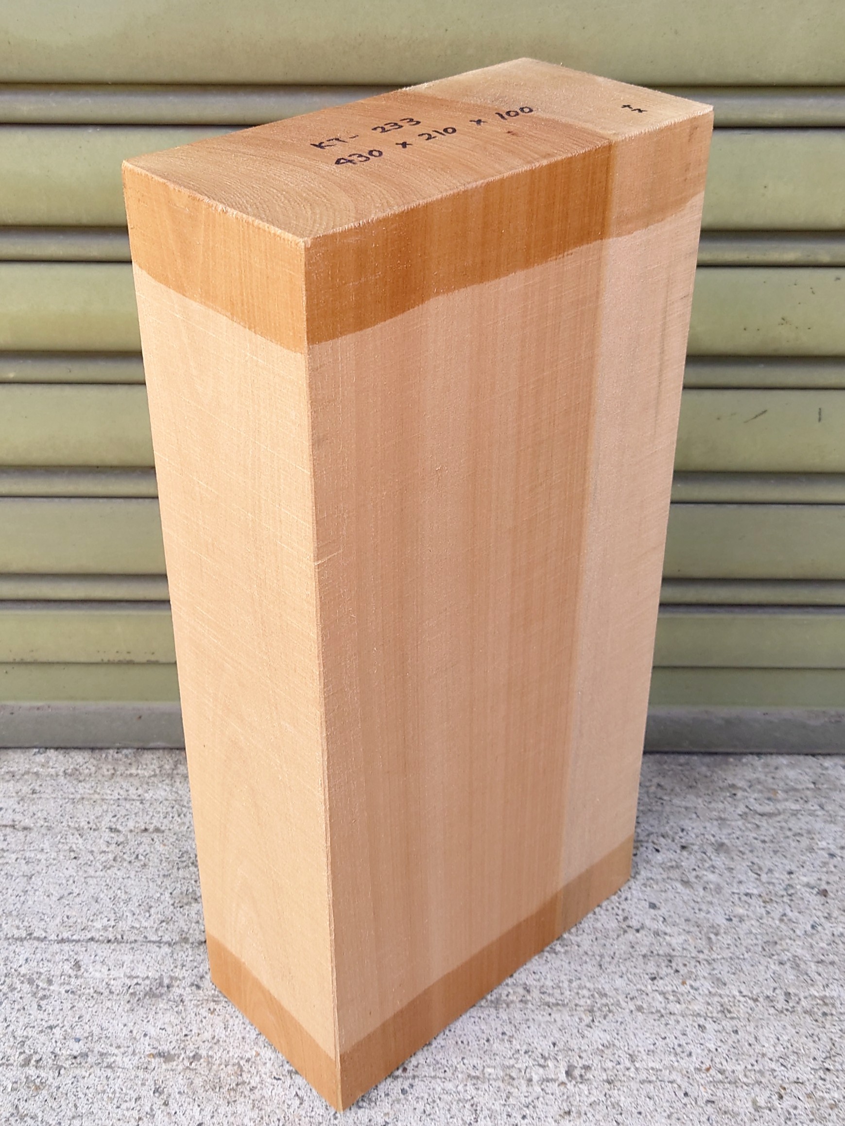 ＫT-２３３　桂カツラかつら柾目　国産　彫刻用材　４３０×２１０×１００【天然乾燥材】