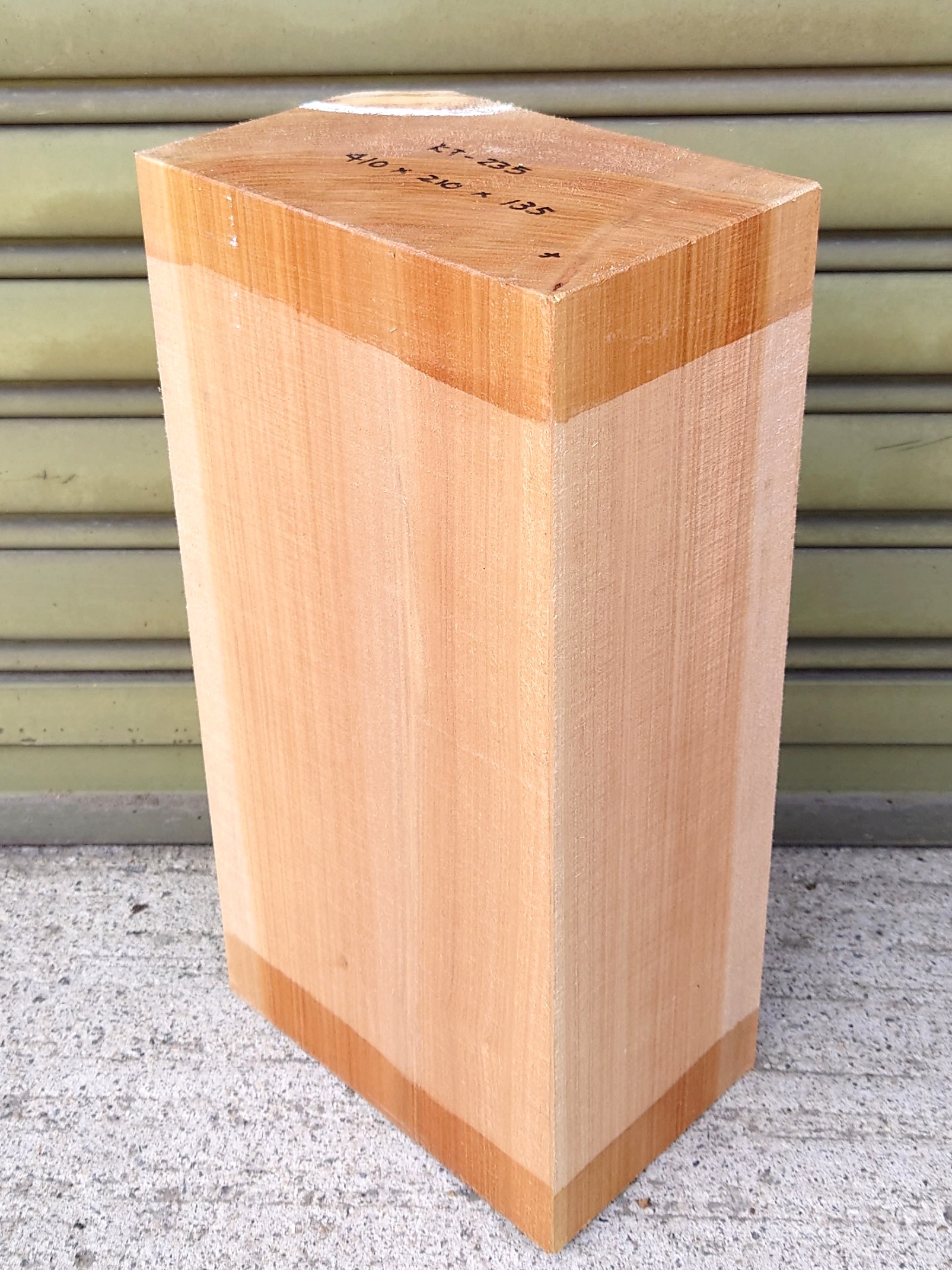 ＫT-２３５　桂カツラかつら柾目　国産　彫刻用材　４１０×２１０×１３５【天然乾燥材】