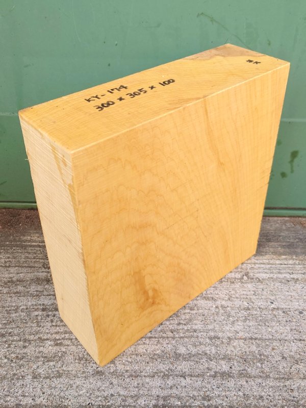 ＫY-１７４　榧カヤかや　国産　彫刻用材　３００×３０５×１００【天然乾燥材】