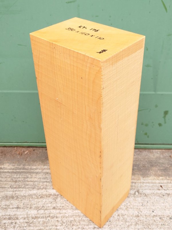 ＫY-１７６　榧カヤかや　国産　彫刻用材　３９０×１６０×１１０【天然乾燥材】