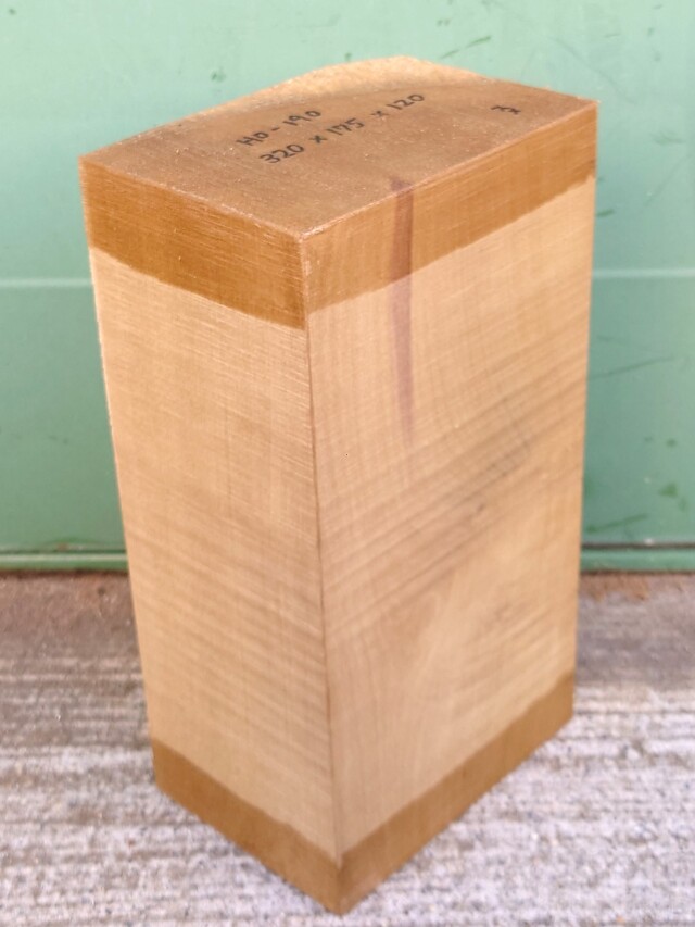 HO-１９０　朴ホウノキほうのき国産　彫刻用材　３２０×１７５×１２０【天然乾燥材】