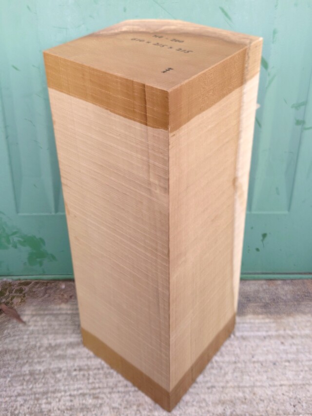 HO-２００　朴ホウノキほうのき国産　柾目　彫刻用材　６１０×２１５×２１５【天然乾燥材】