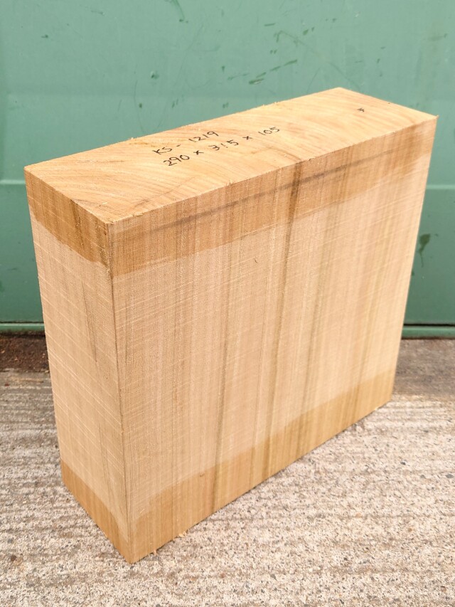 ＫＳ-１２１９　楠くすのきクスノキ　柾目　彫刻材　２９０×３１５×１０５