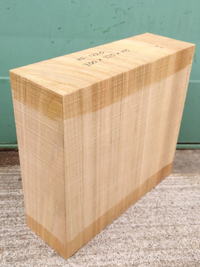 ＫＳ-１２２０　楠くすのきクスノキ　柾目　彫刻材　３００×３２５×１０５