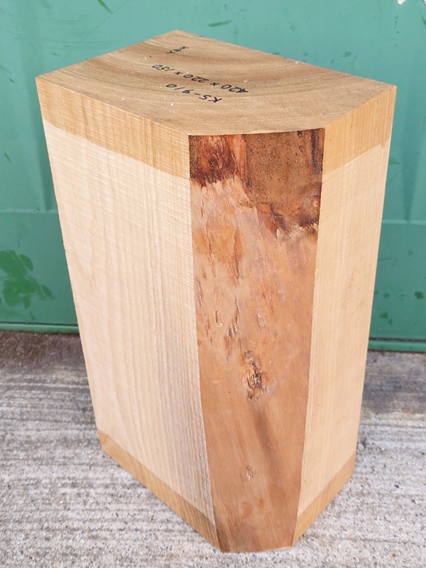 彫刻用の楠（クスノキ）のブロックです。 彫刻用の楠（クスノキ）のブロックです。