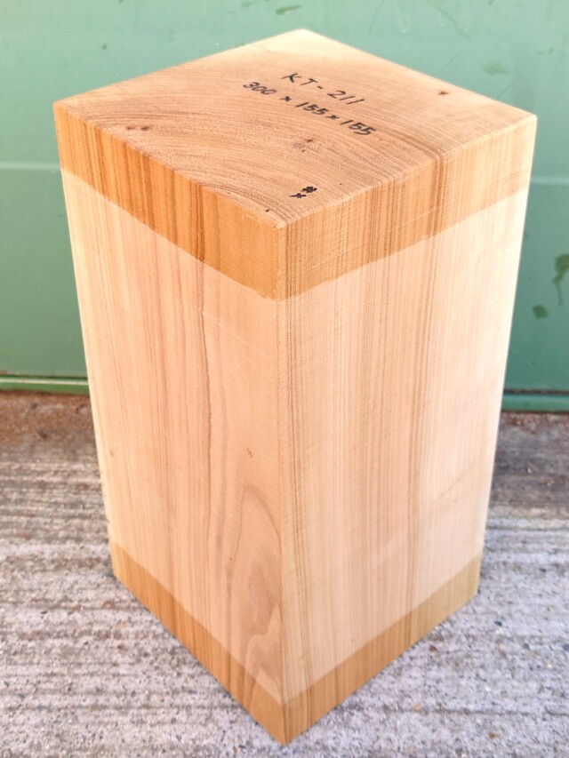 ＫT-２１１　桂カツラかつら　国産　彫刻用材　３００×１５５×１５５【天然乾燥材】