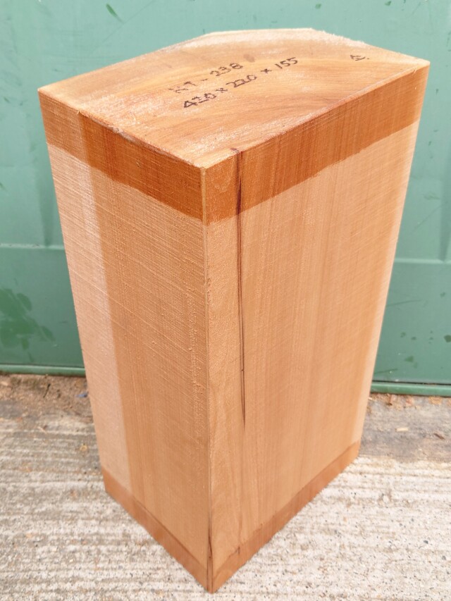 ＫT-２３８　桂カツラかつら　国産　彫刻用材　４２０×２２０×１５５【天然乾燥材】