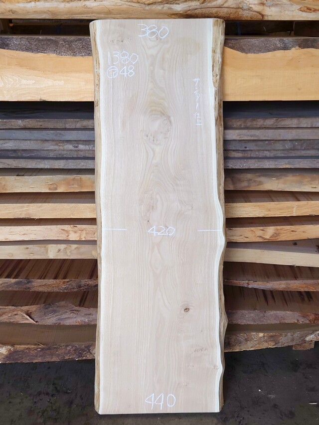 ＫU-１７２　栗クリ　国産　天然耳付き板　１３８０×４５０【天然乾燥材】【サンダー仕上げ加工済】