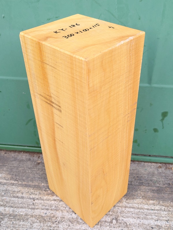 ＫY-１８６　榧カヤかや　国産　彫刻用材　３００×１１５×１００【天然乾燥材】