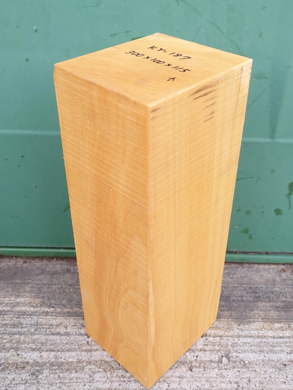 ＫY-１８７　榧カヤかや　国産　彫刻用材　３００×１１５×１００【天然乾燥材】