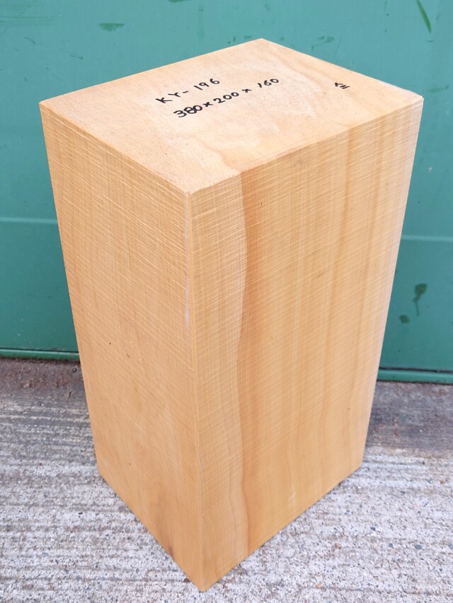 ＫY-１９６　榧カヤかや　国産　彫刻用材　３８０×２００×１６０【天然乾燥材】