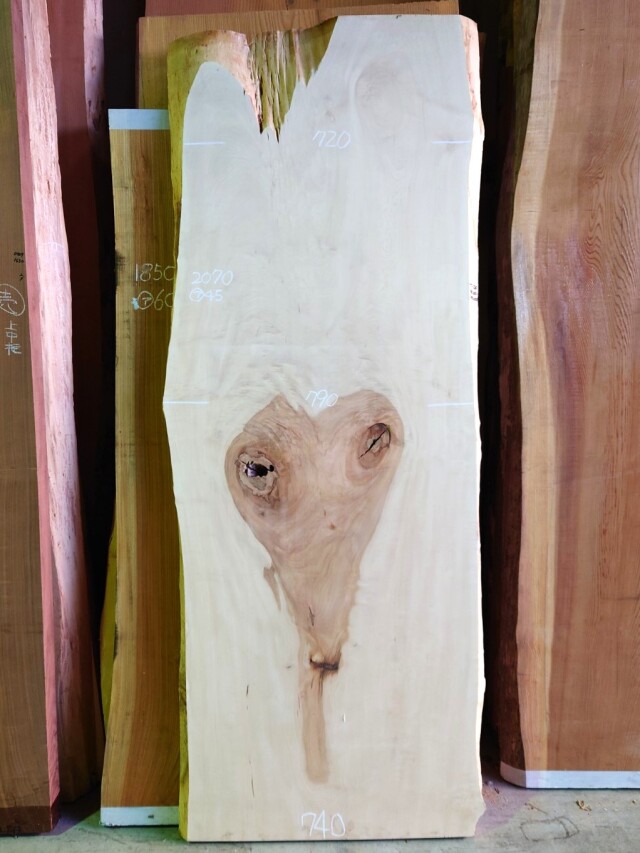 ＴＴ-２２４　栃トチノキ　国産　天然耳付き板　２０７０×８００　表面電気カンナ済【天然乾燥材】