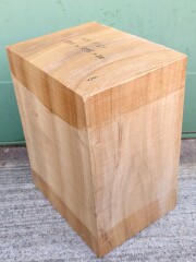 グレーの木製彫刻 彫刻用材